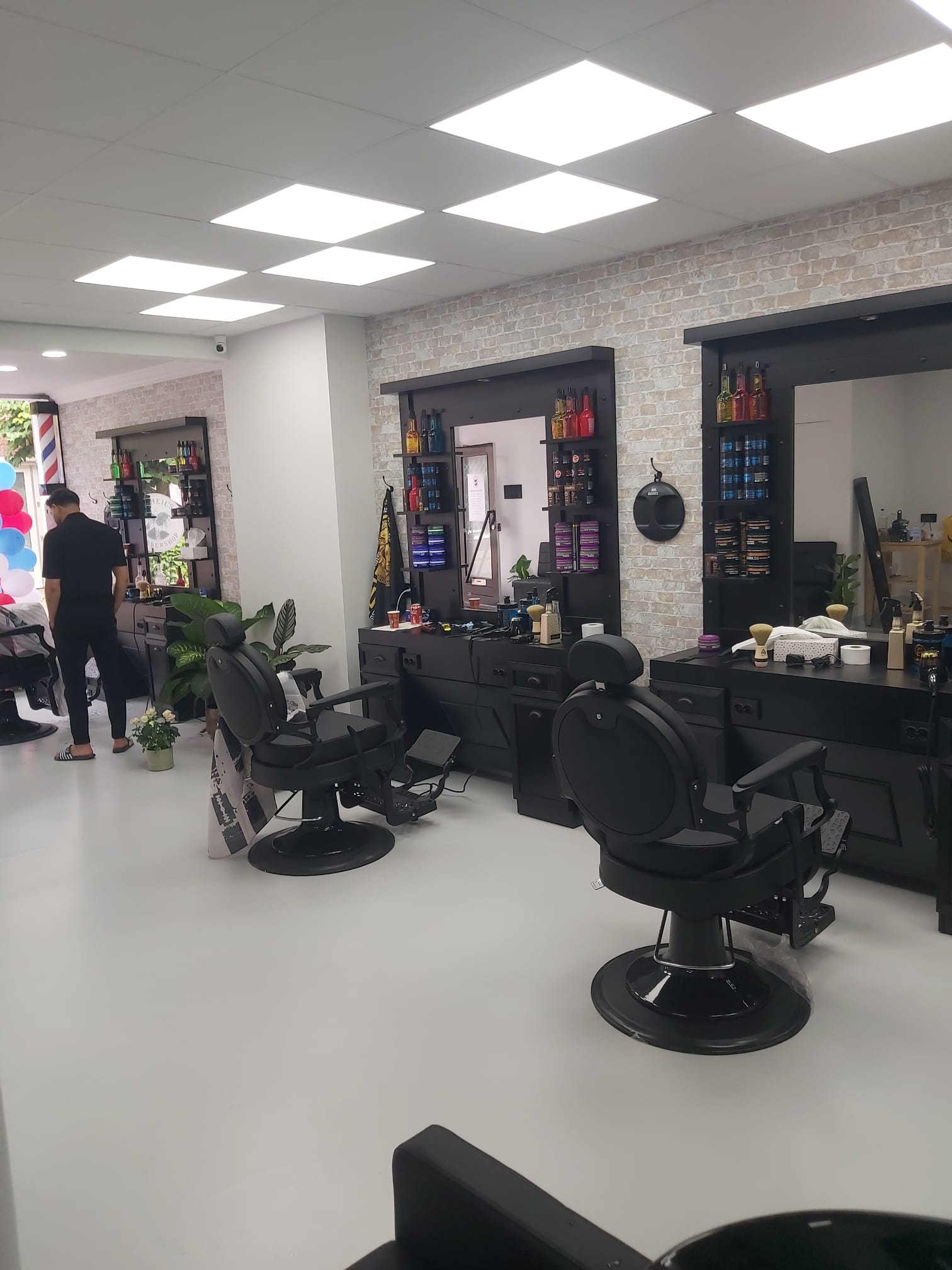 micheils-barbershop-binnen-in-de-zaak-werkplek