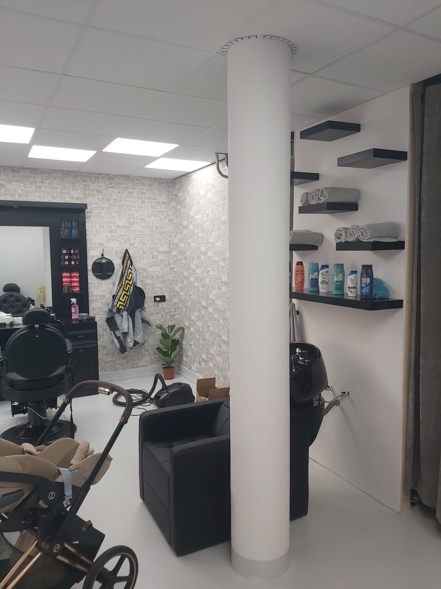 micheils-barbershop-binnen-in-de-zaak