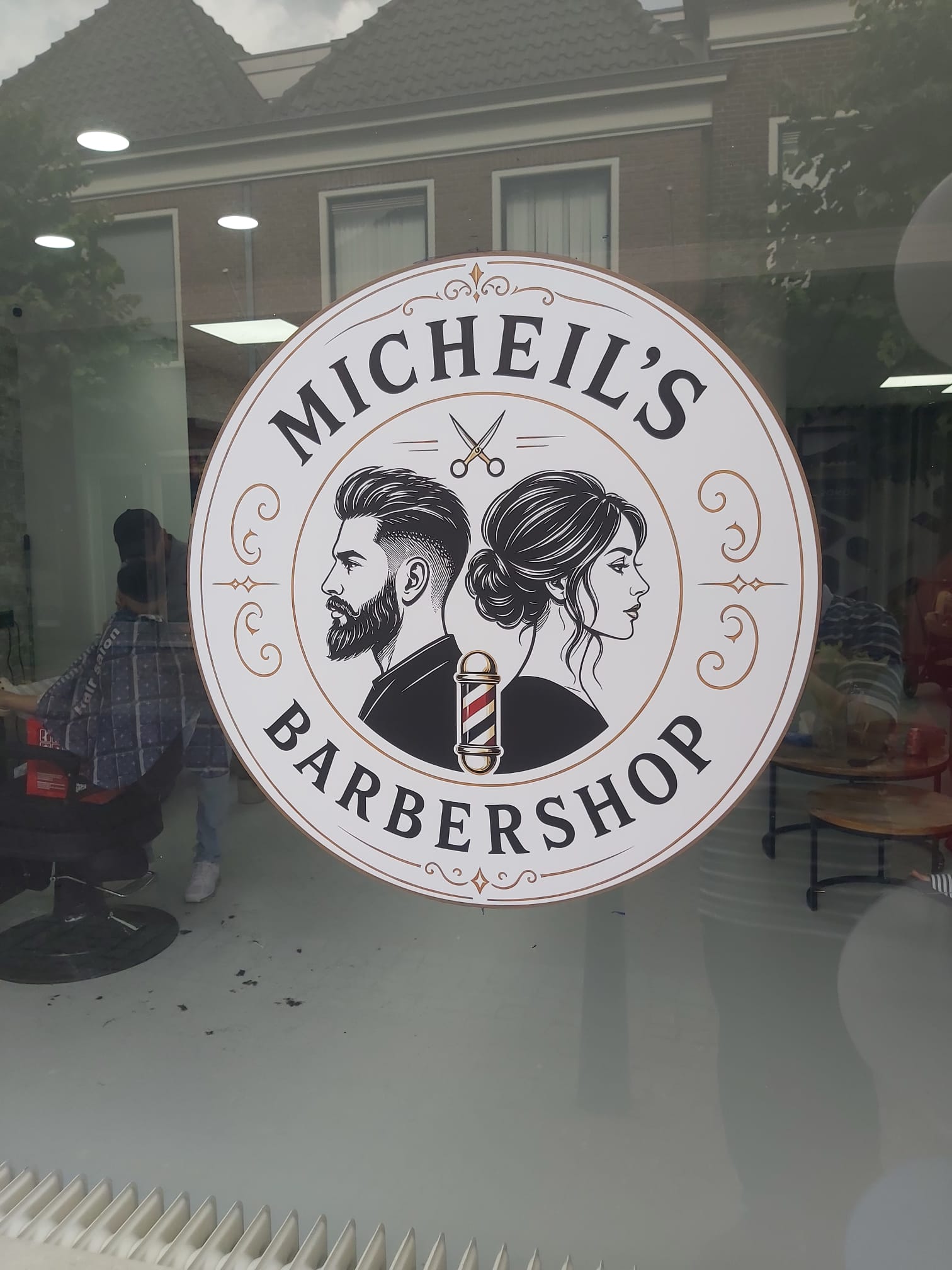 micheils-barbershop-buiten-logo-op-raam
