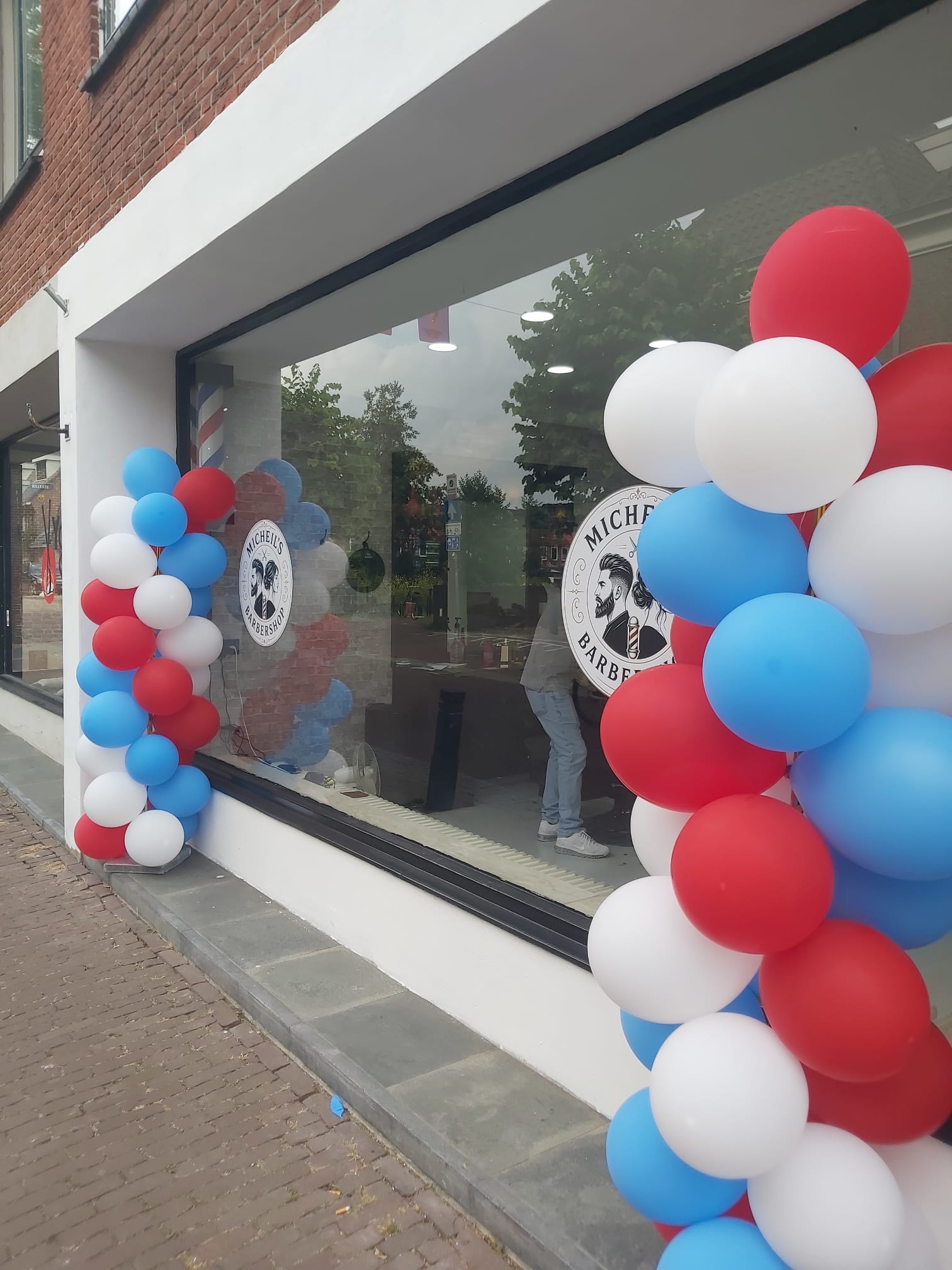 micheils-barbershop-buiten-voordeur-opening
